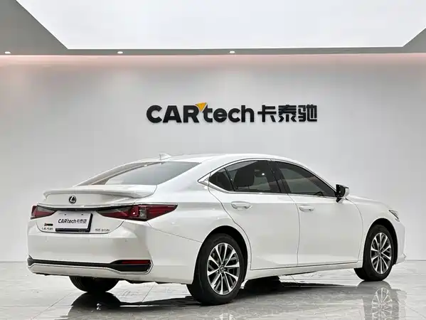 Lexus ES 2024