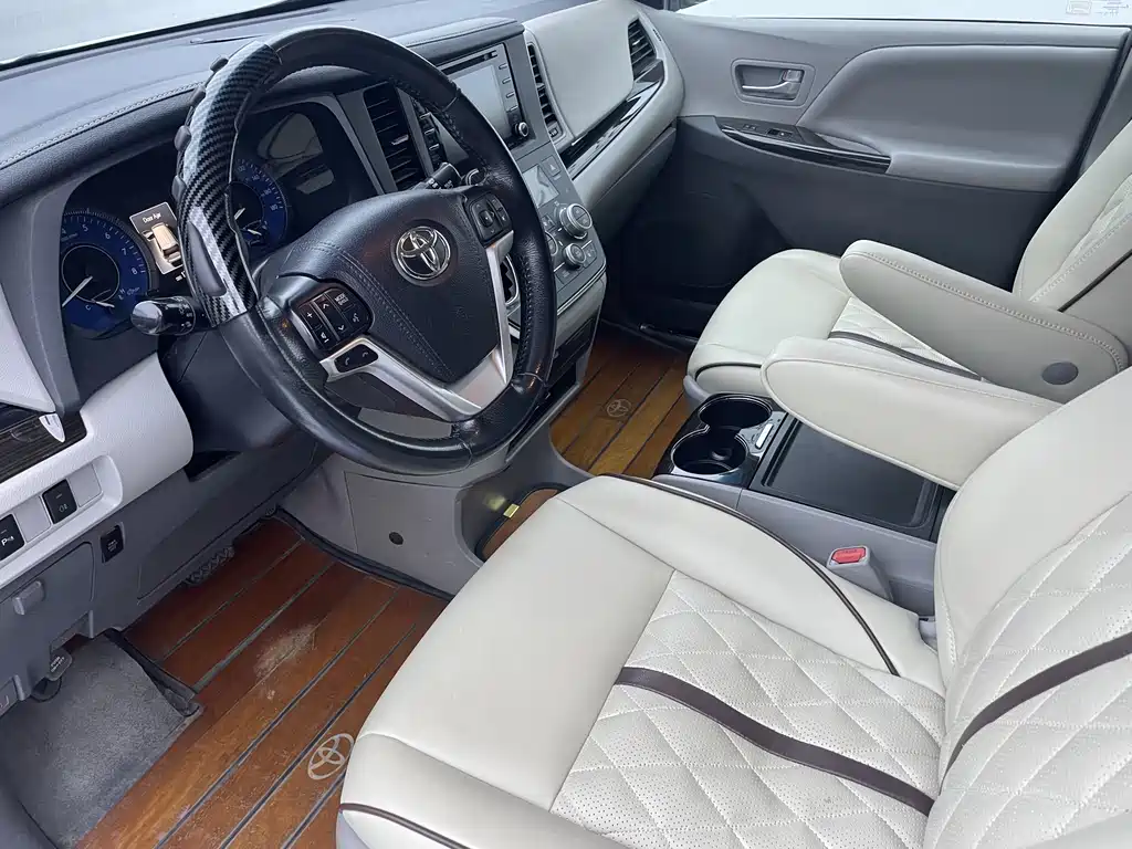 Toyota Sienna 2019 — фото 8
