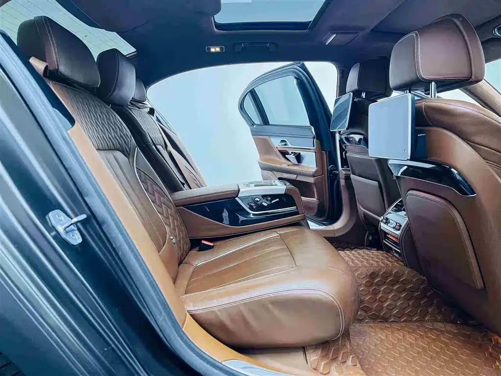 BMW 7 Series 2018 — фото 18