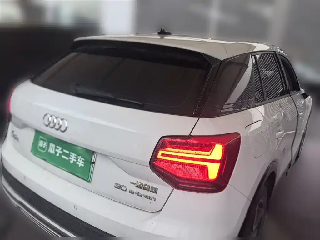 Audi Q2L e-tron 2020 — фото 5