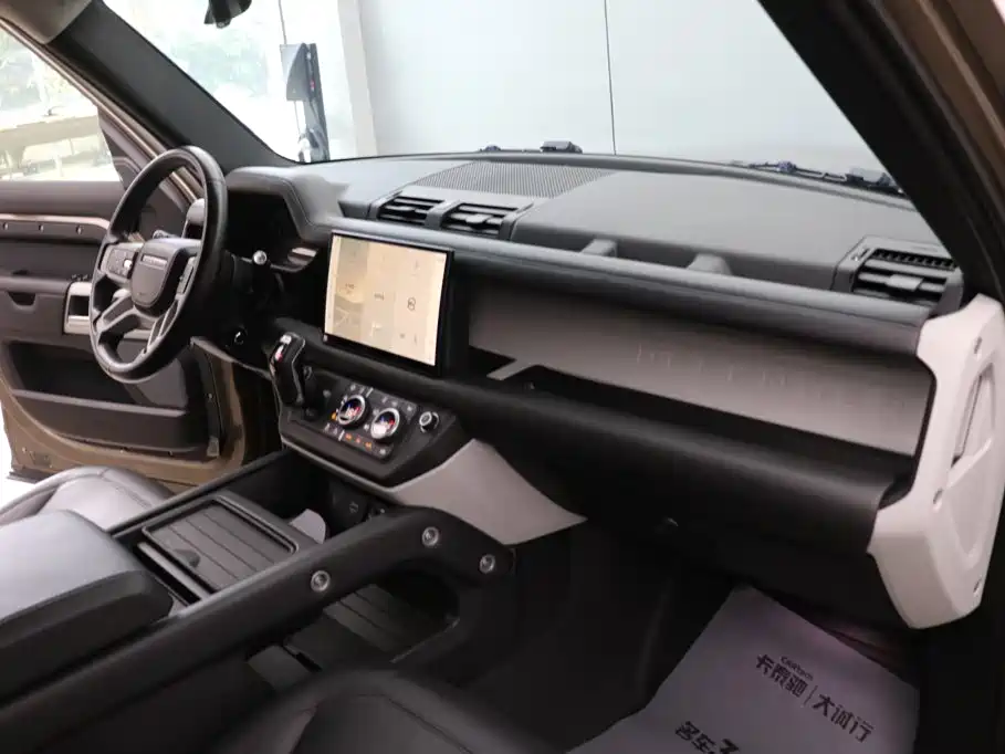 Land Rover Defender 2022 — фото 28