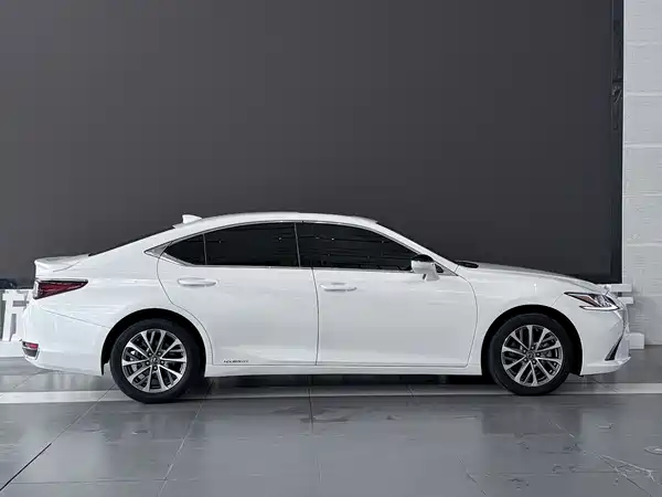 Lexus ES 2023