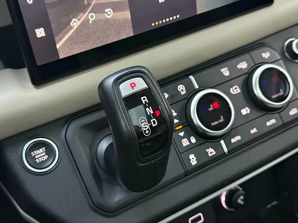 Land Rover Defender 2021 — фото 15