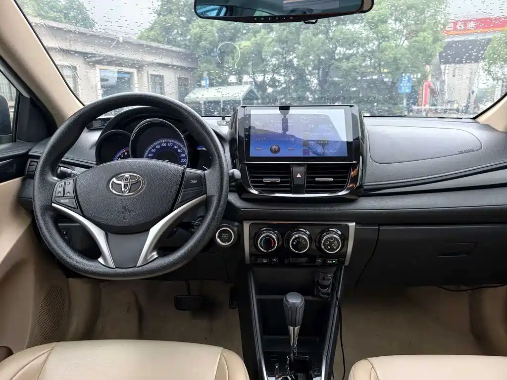 Toyota Yaris L 2016 — фото 12