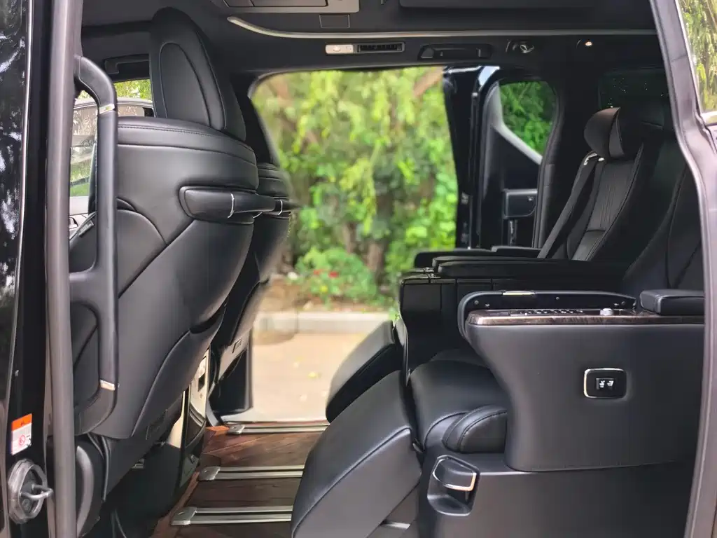 Toyota Alphard 2023 — фото 9