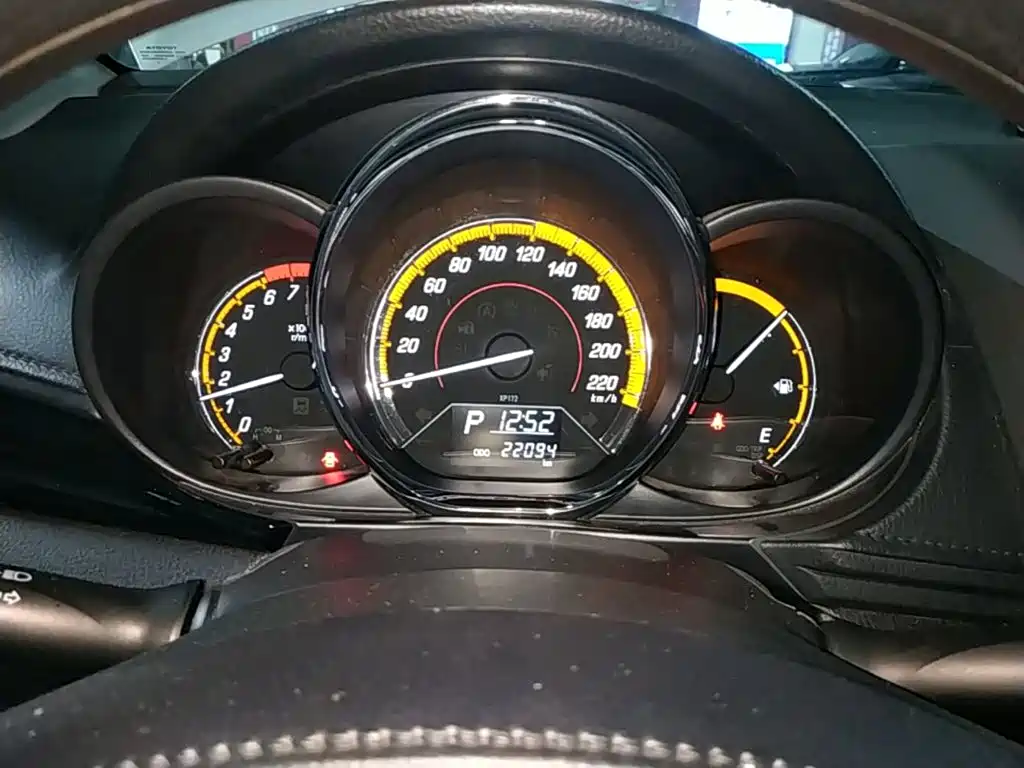 Toyota Yaris L 2023 — фото 12