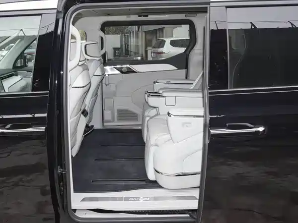 Volvo EM90 2024
