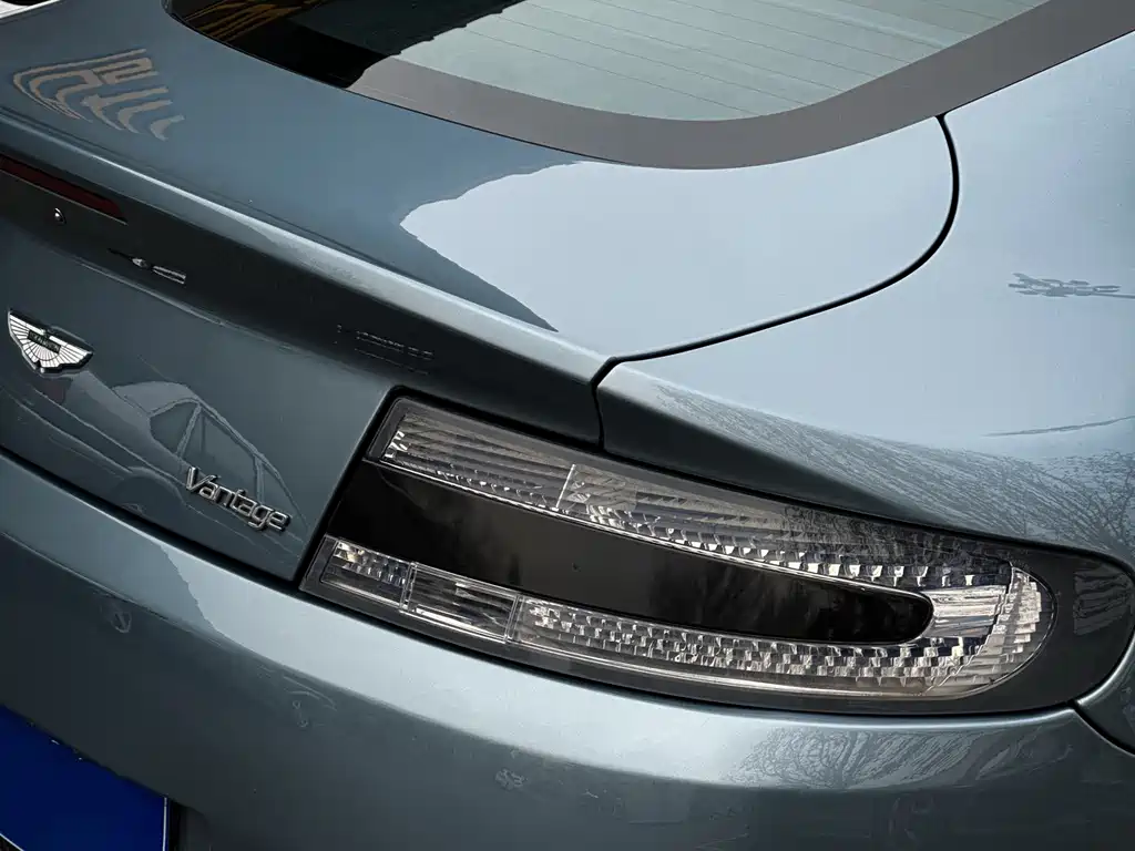 Aston Martin V8 Vantage 2007 — фото 11