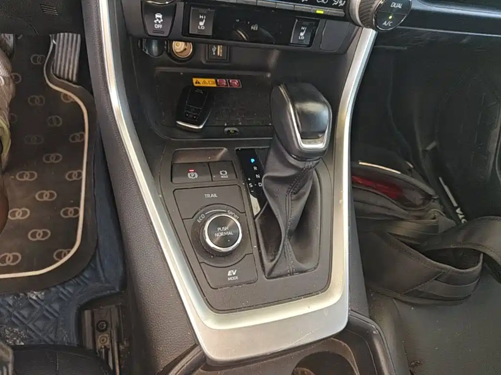 Toyota RAV4 2023 — фото 14