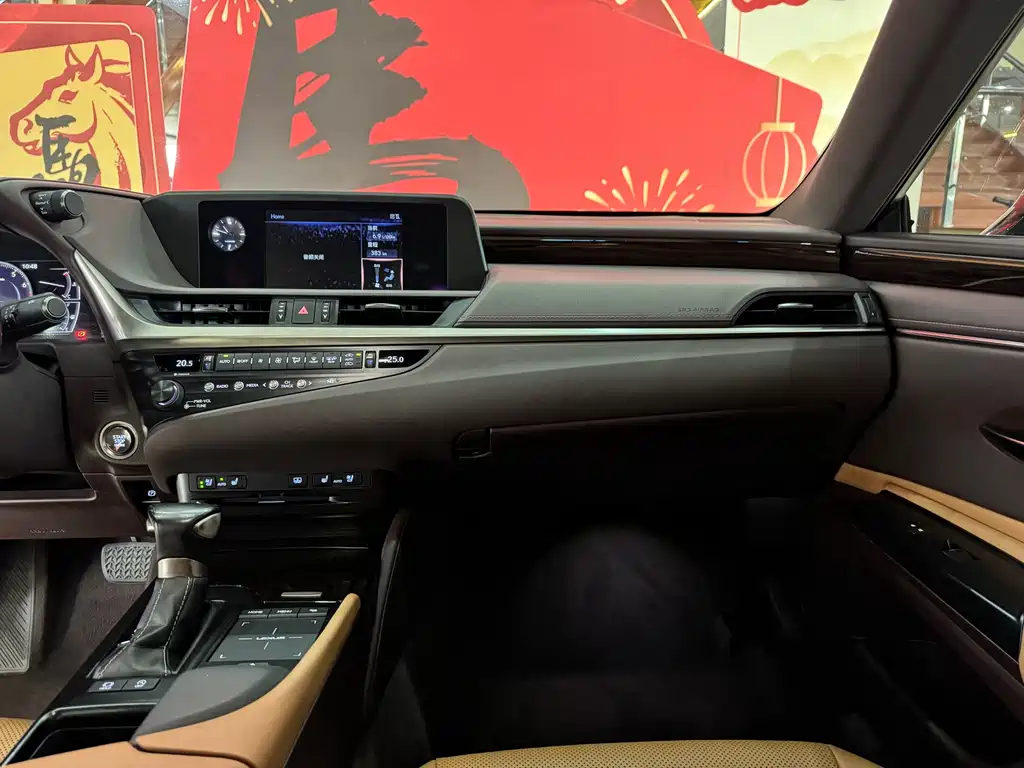 Lexus ES 2020 — фото 11