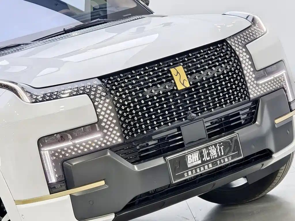Yangwang U8 L 2025