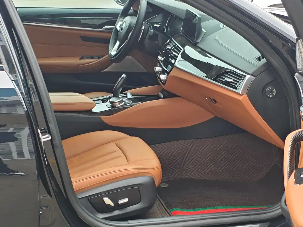 BMW 5 Series 2018 — фото 13