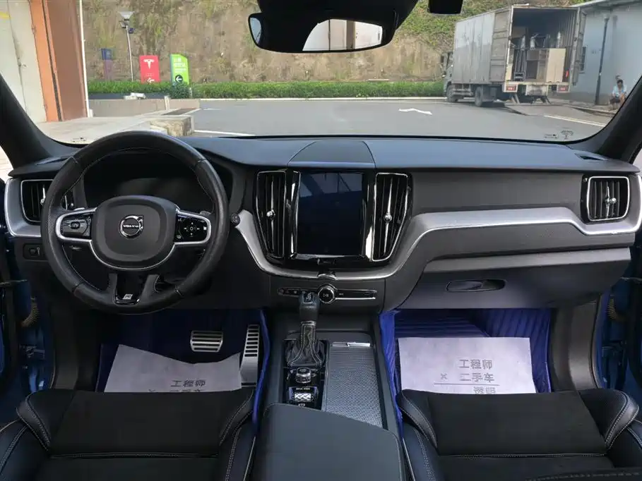 Volvo XC60 2018 — фото 16