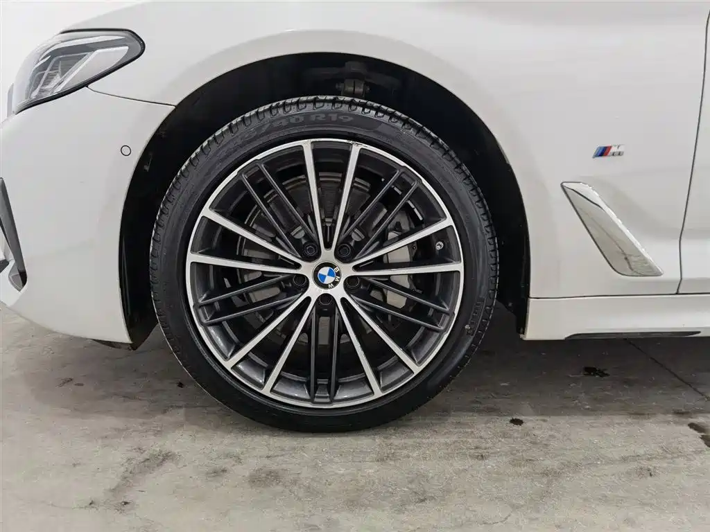 BMW 5 Series 2023 — фото 17