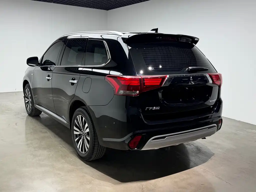 Mitsubishi Outlander 2022 — фото 36