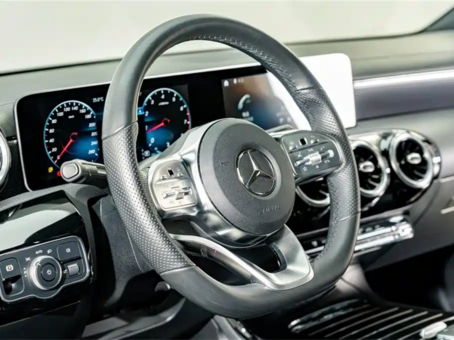 Mercedes-Benz A-Class 2019 — фото 10