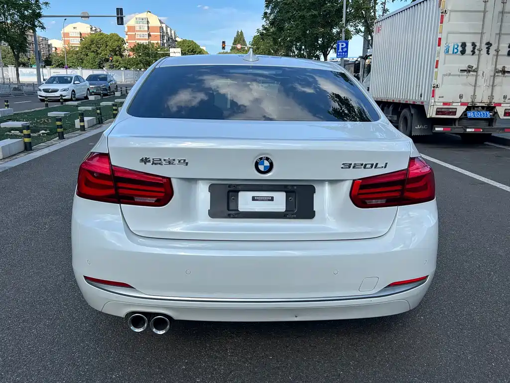 BMW 3 Series 2018 — фото 14