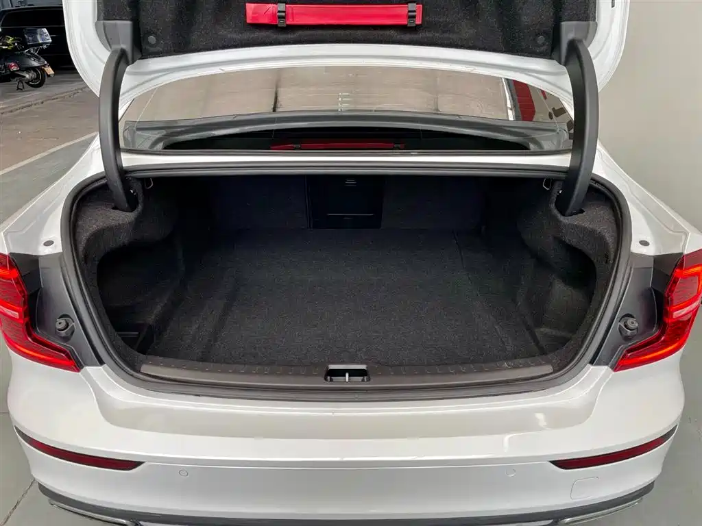 Volvo S60 2022 — фото 15