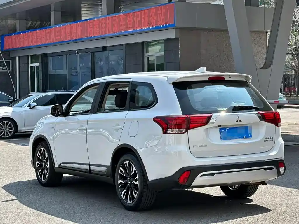 Mitsubishi Outlander 2021 — фото 9