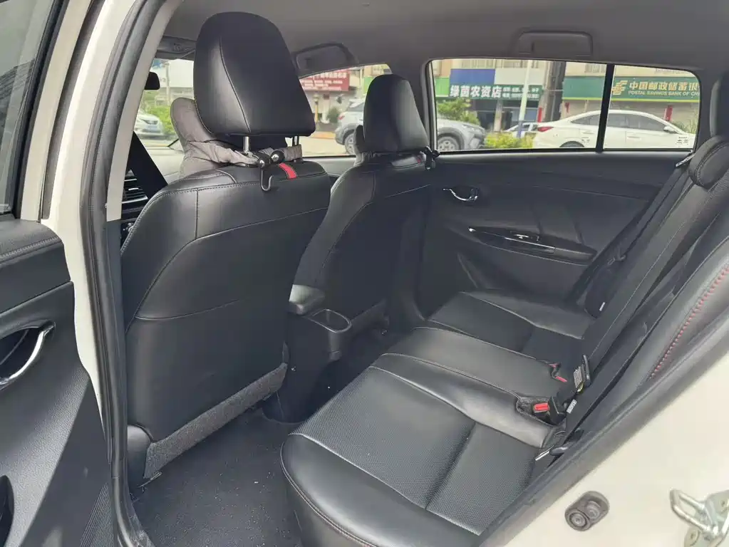 Toyota Yaris L 2023 — фото 8