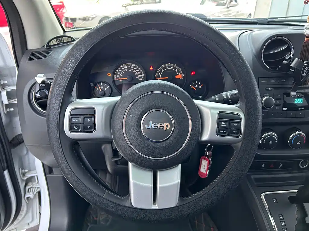 Jeep Compass 2015 — фото 16