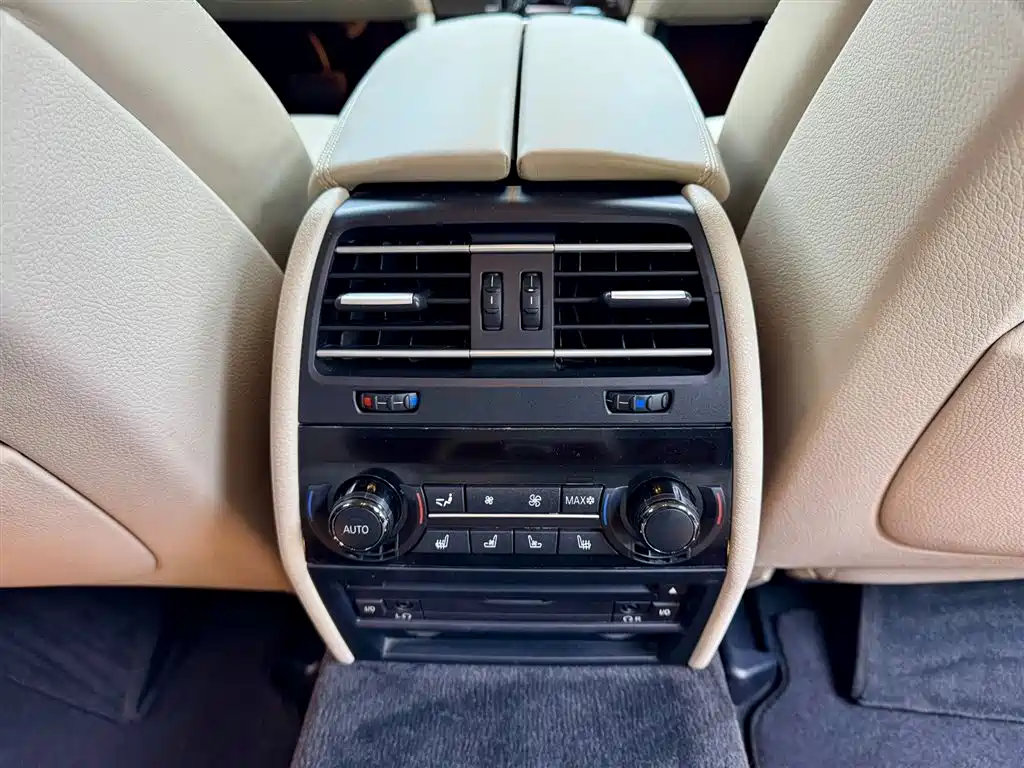 BMW 7 Series 2011 — фото 24