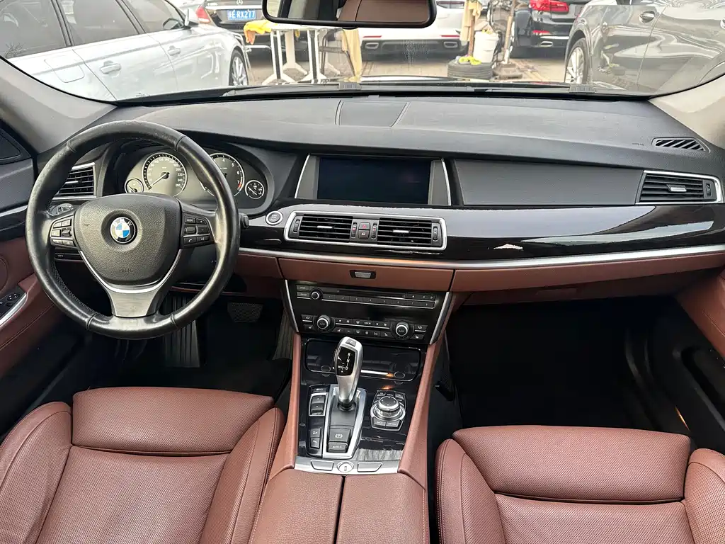BMW 5 Series GT 2012 — фото 10