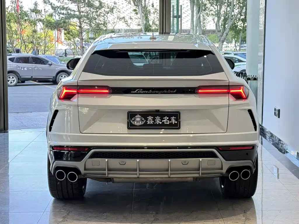 Lamborghini Urus 2018 — фото 32