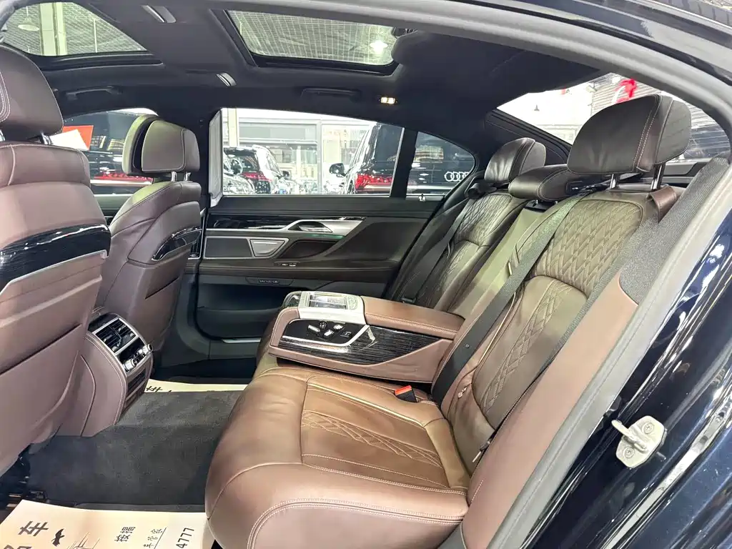 BMW 7 Series 2021 — фото 11