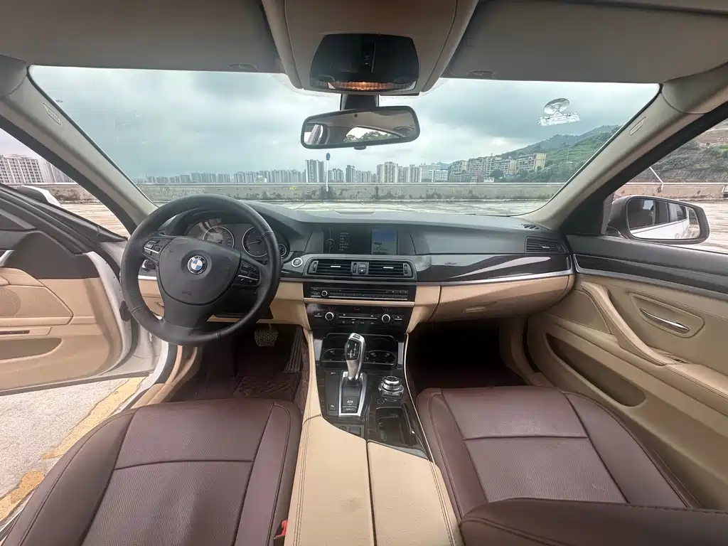 BMW 5 Series 2011 — фото 14
