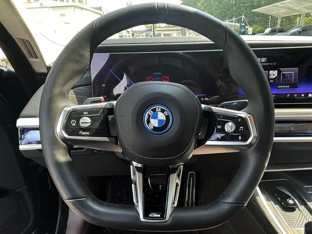 BMW i7 2025 — фото 10