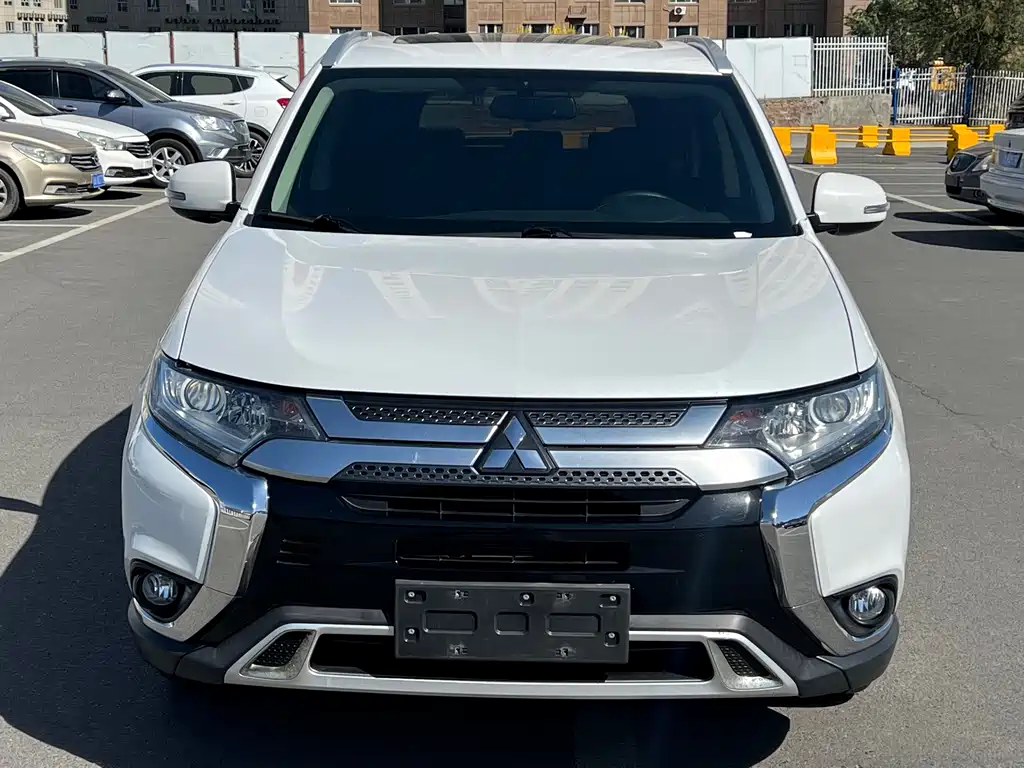 Mitsubishi Outlander 2019 — фото 2