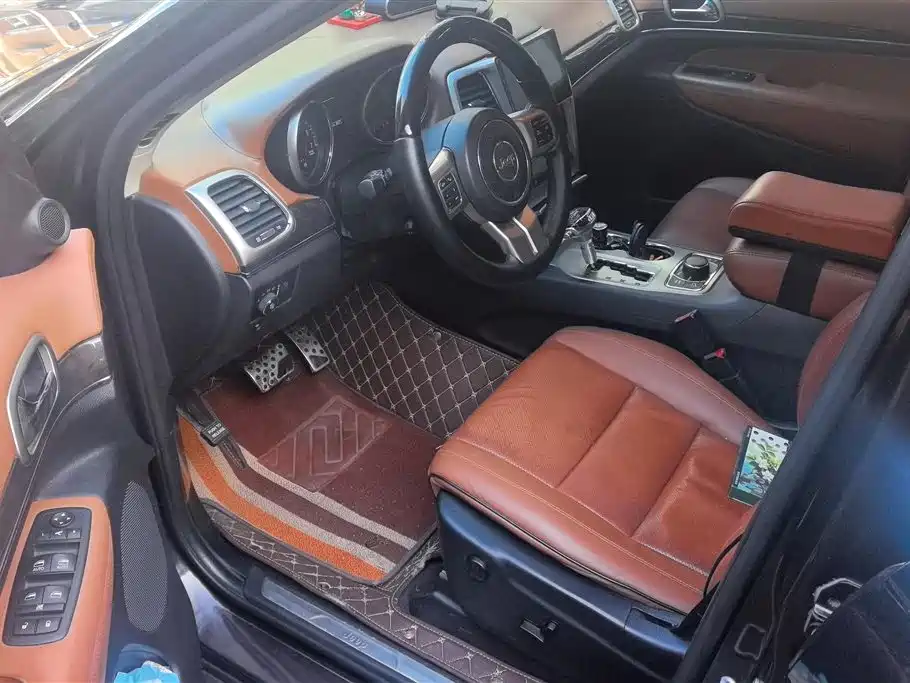 Jeep Grand Cherokee 2013 — фото 9