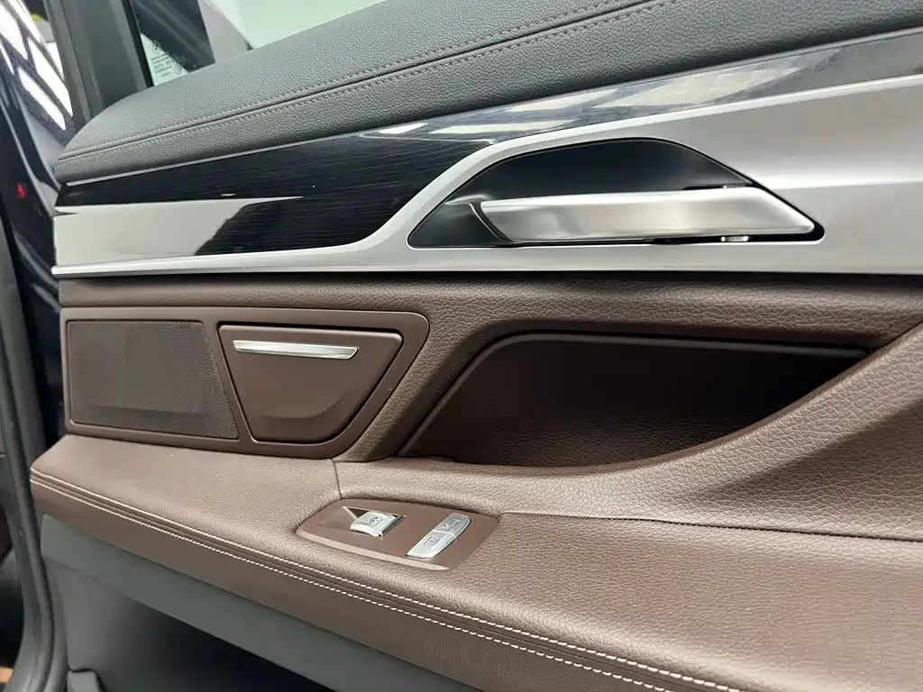 BMW 7 Series 2018 — фото 12