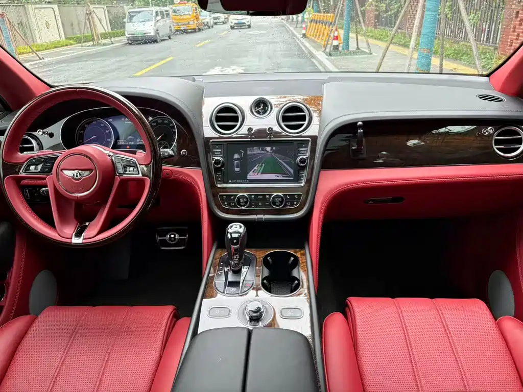 Bentley Bentayga 2020 — фото 14