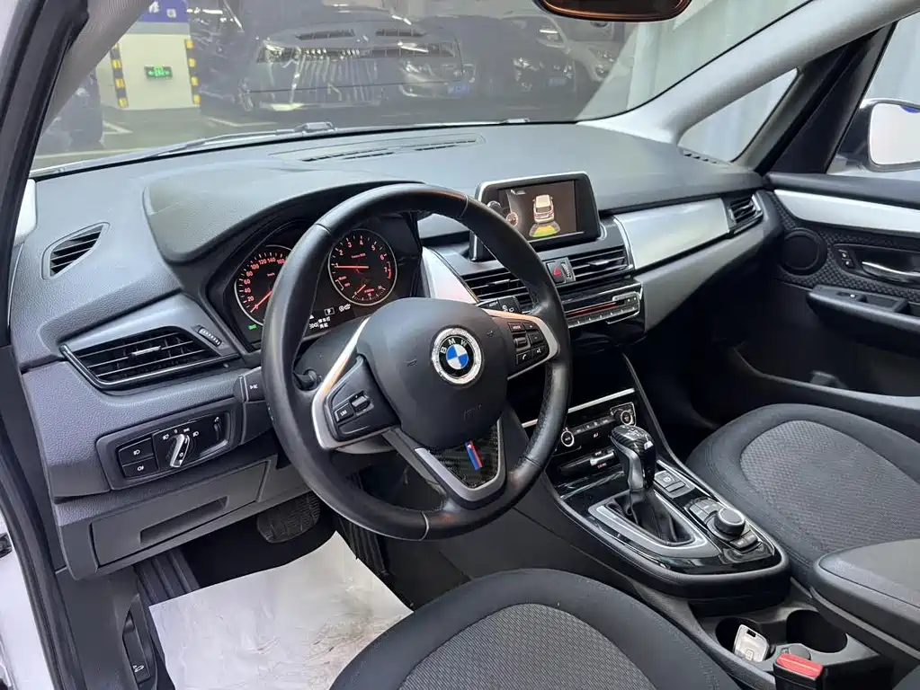 BMW 2 Series Active Tourer 2017 — фото 13