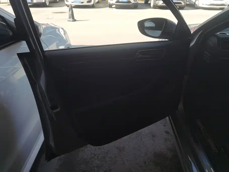 Volkswagen Sagitar 2015