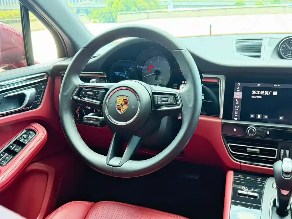 Porsche Macan 2023 — фото 9
