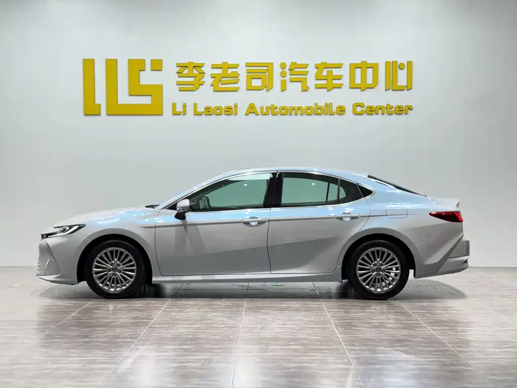 Toyota Camry 2025 — фото 4