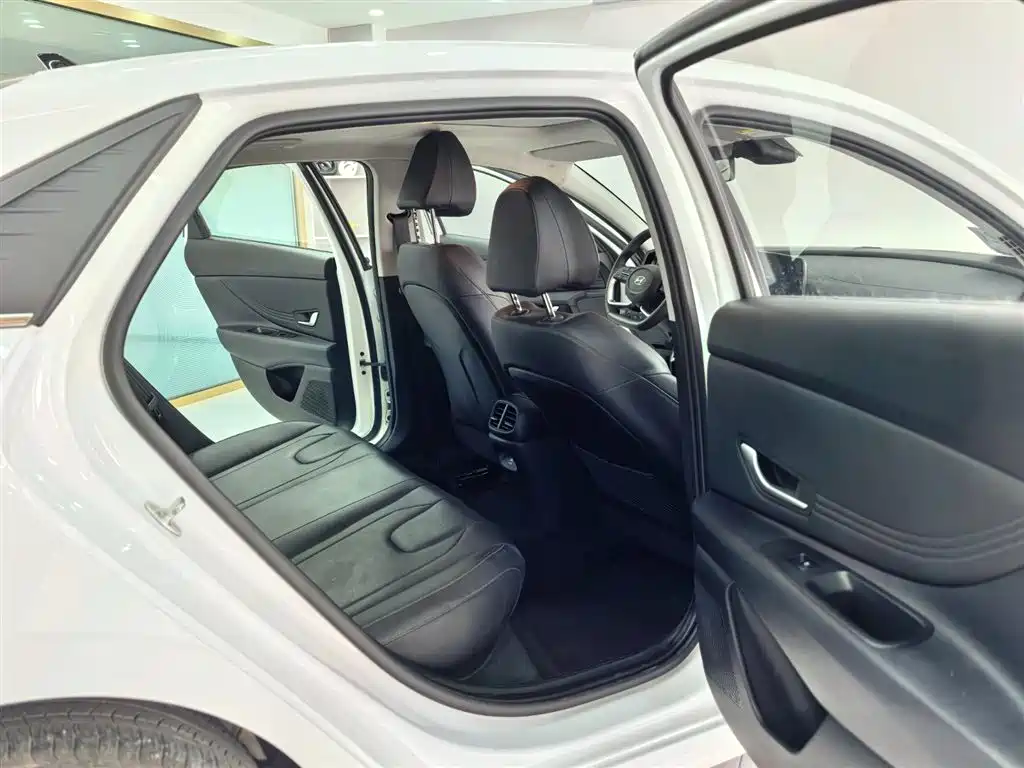 Hyundai Elantra 2023 — фото 16
