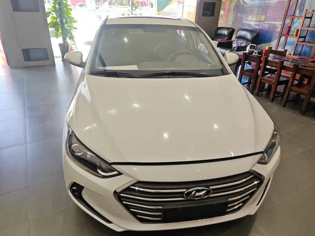 Hyundai Elantra 2018 — фото 24