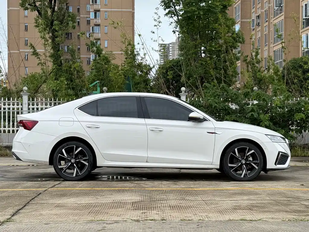 Skoda Octavia 2023 — фото 4