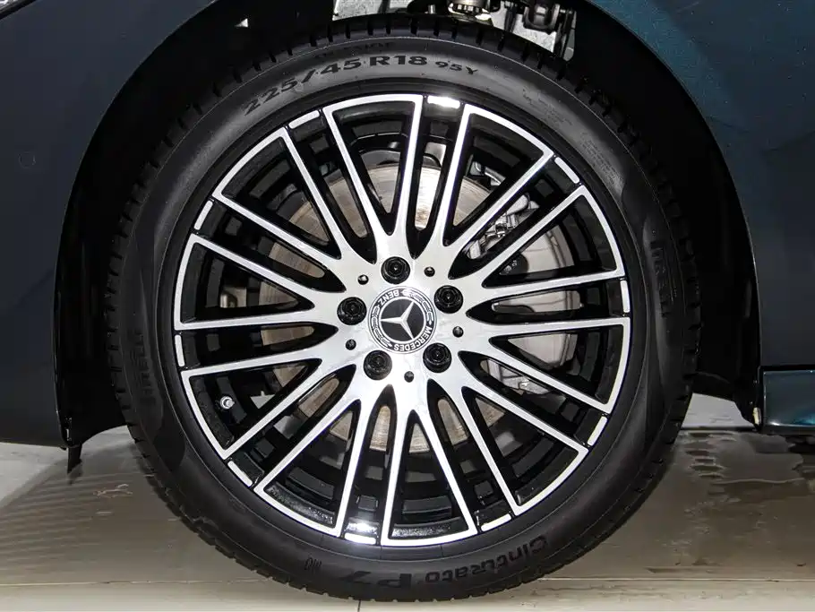 Mercedes-Benz C-Class 2025 — фото 11
