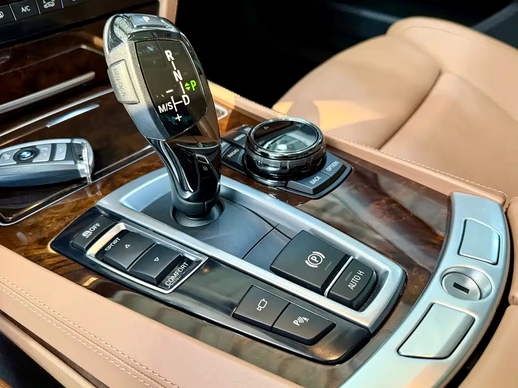 BMW 7 Series 2014 — фото 18