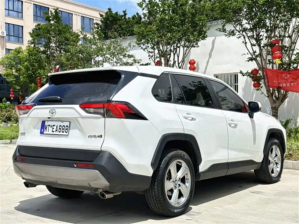 Toyota RAV4 2021 — фото 4