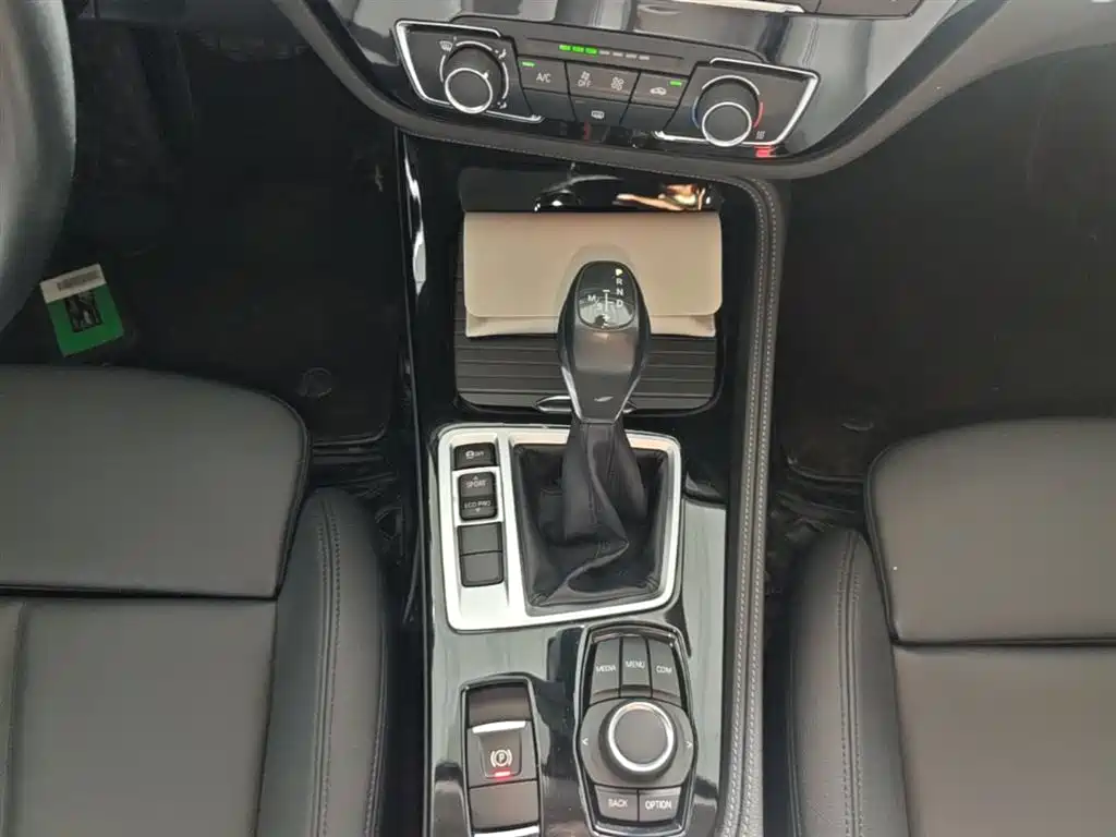 BMW 1 Series 2018 — фото 14