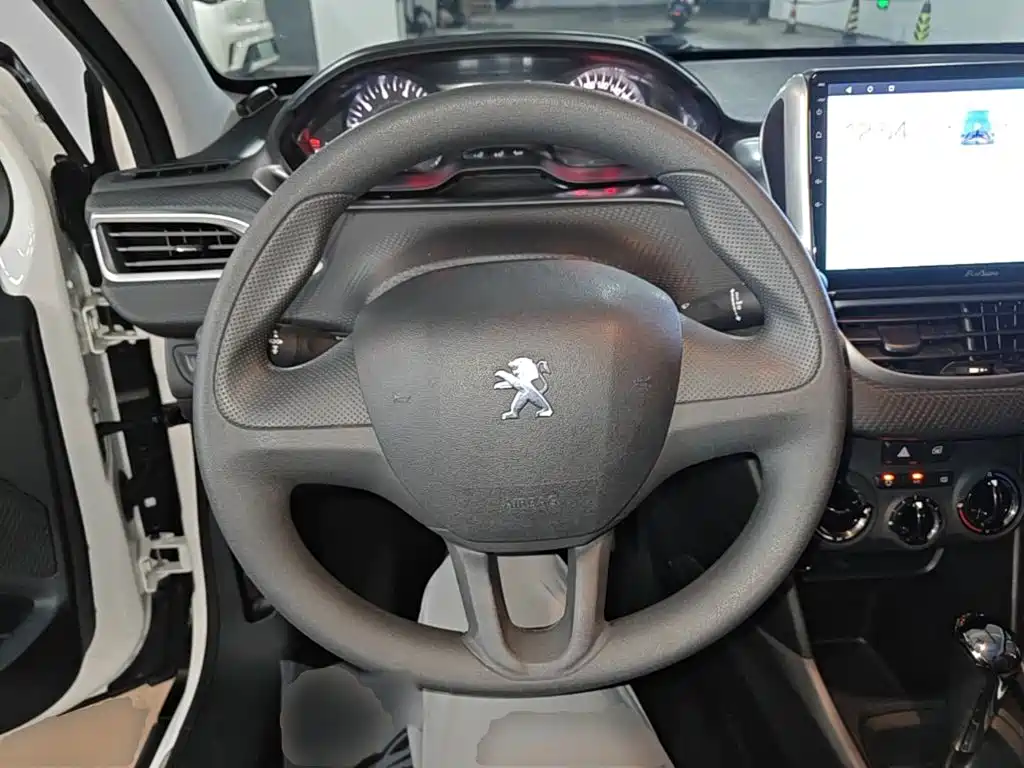 Peugeot 2008 2017 — фото 11