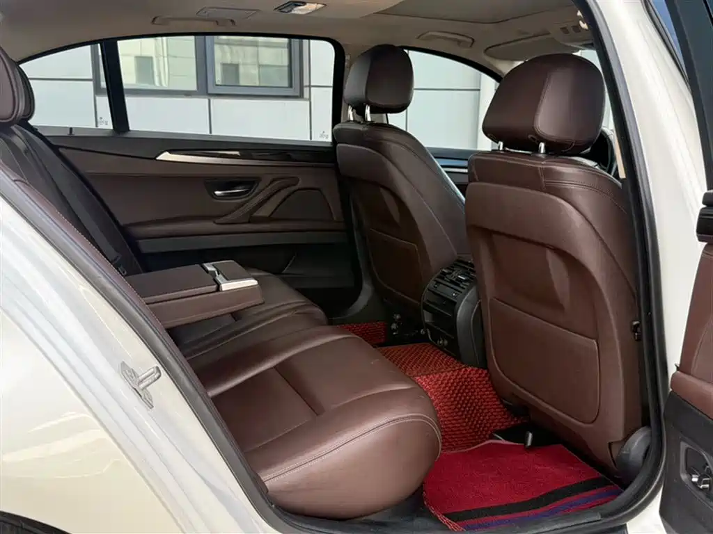 BMW 5 Series 2017 — фото 10