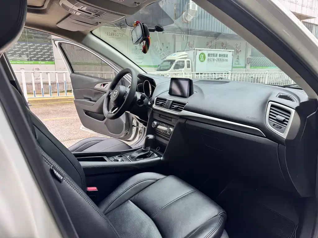 Mazda 3 Axela 2018 — фото 11