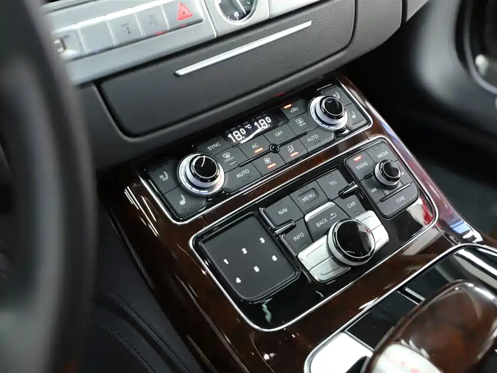 Audi A8 2012 — фото 11